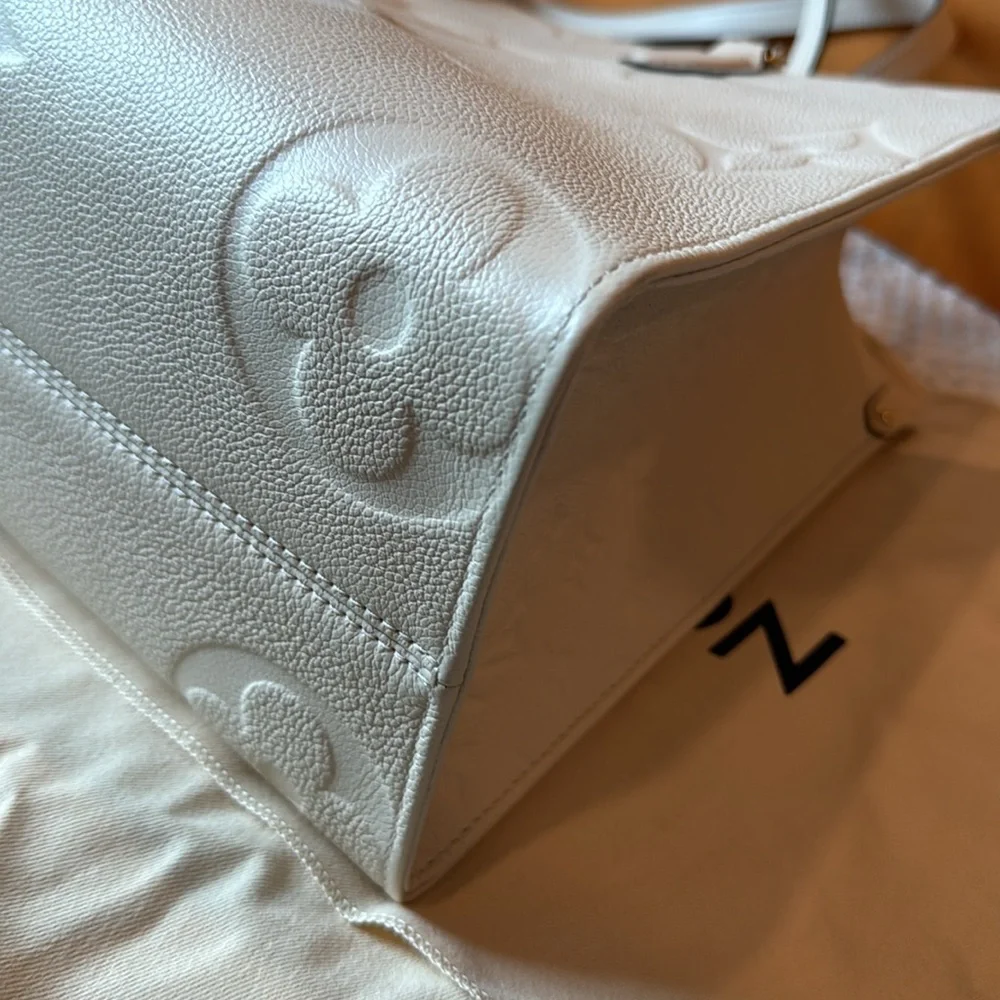 Louis Vuitton OnTheGo MM Cream Tote w/ box and dust bag - Picture 11 of 16